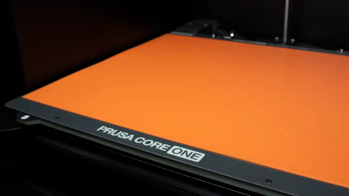 マグネットのヒートベッドに載せて使います。造形物はシートごと外して曲げると外れます