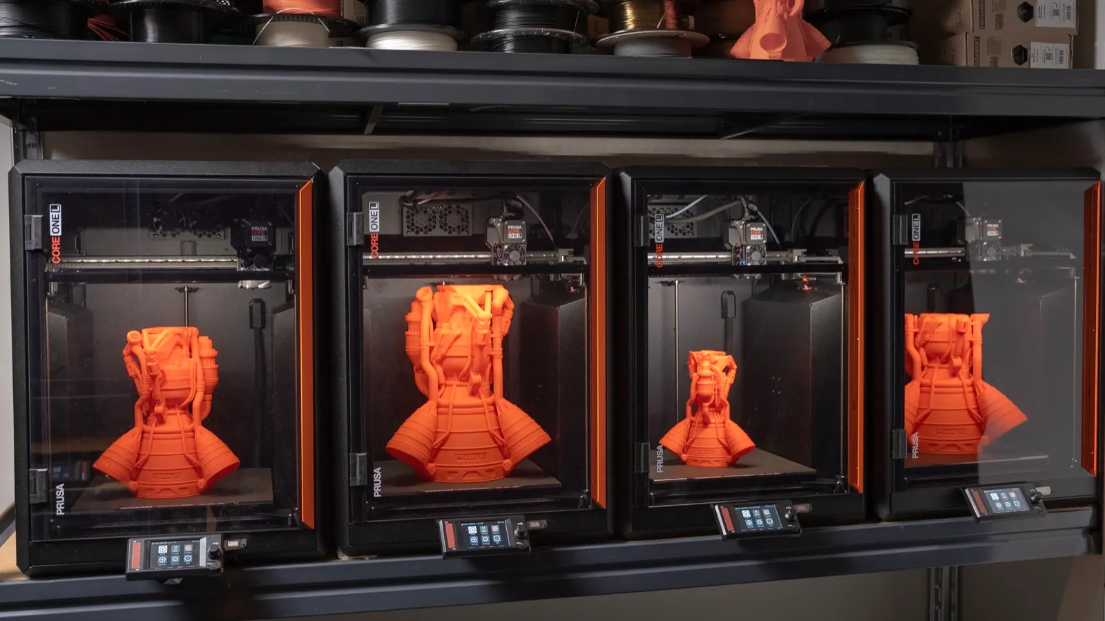 工房に並ぶ Prusa の3Dプリンター