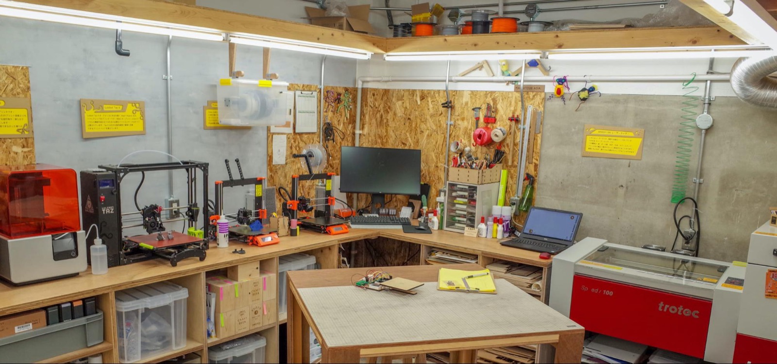 Kyoto Makers Garage の作業スペース。日々多くの方が3Dプリンターを使っている